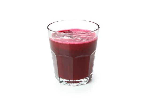 Smoothie à la betterave fraîche isolé sur fond blanc