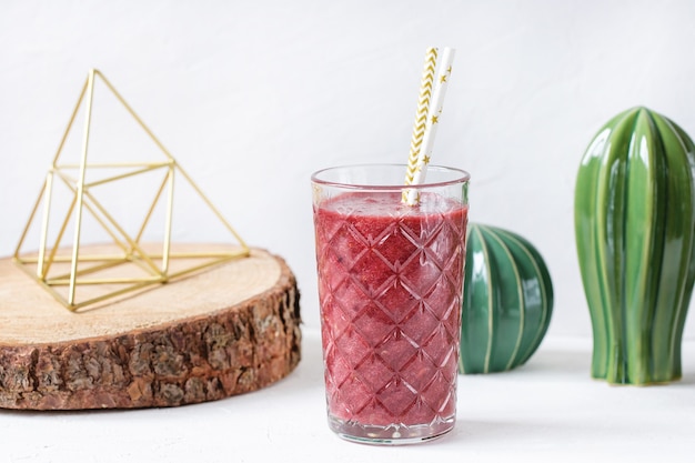 Smoothie betterave rouge, myrtille et fraise dans un verre