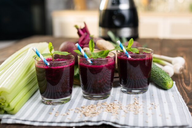 Smoothie De Betteraves Et Légumes Frais Sur Table De Cuisine