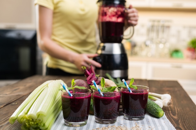 Smoothie de betteraves et légumes frais sur table de cuisine