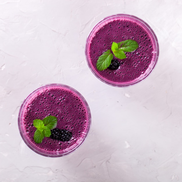 Smoothie BlackBerry avec baies fraîches dans des verres.