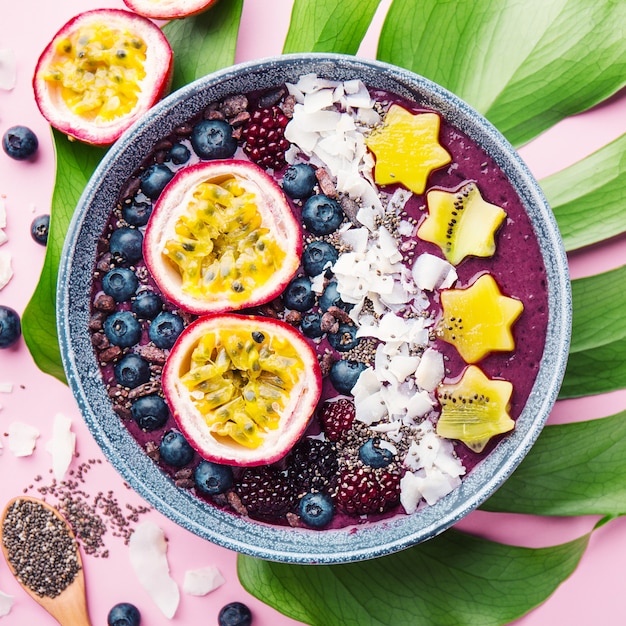 Smoothie bol d&#39;açai servi dans un bol sur une table rose