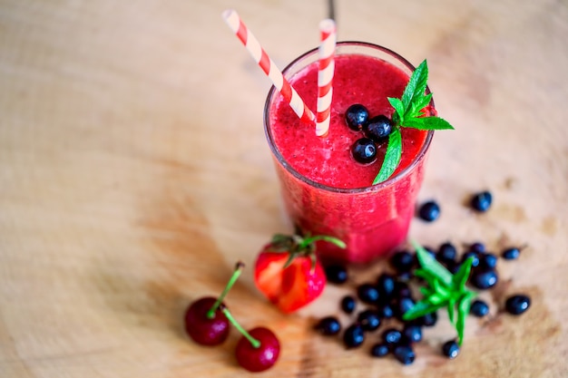 Smoothie coloré et baies