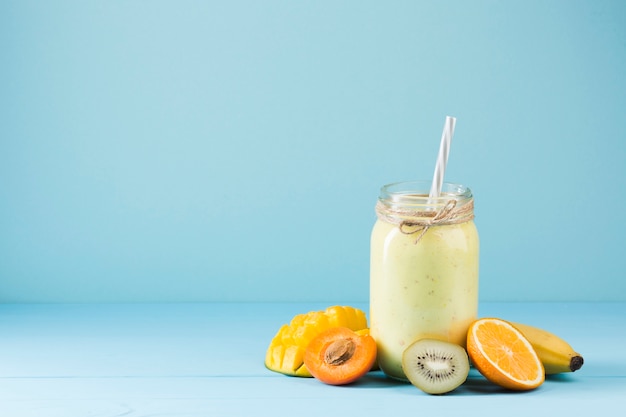 Smoothie coloré et fond de fruits