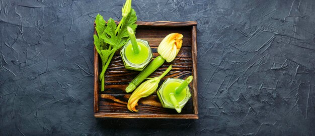 Smoothie cru frais vert de courgette.Boisson saine