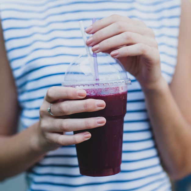 Smoothie dans les mains