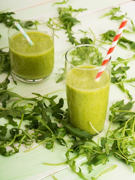 Un smoothie dans des verres et de la roguela sur la table.