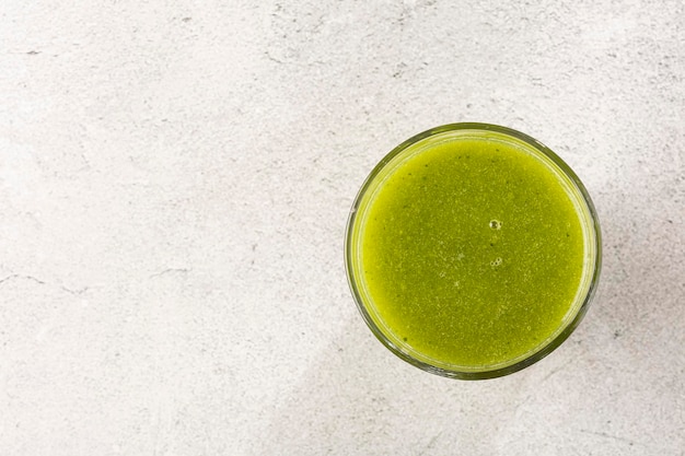 Smoothie détox sain dans une tasse en verre Boisson détox