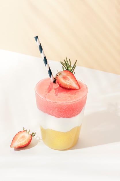 Smoothie étagé au yogourt aux baies et à la mangue