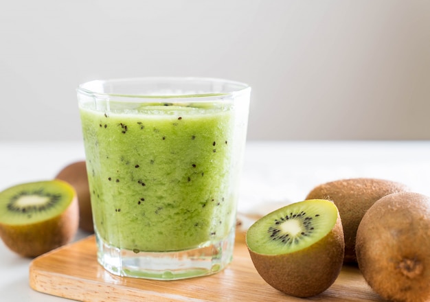 Smoothie frais au kiwi en verre