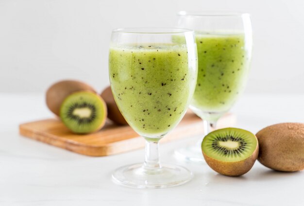 Smoothie frais au kiwi en verre