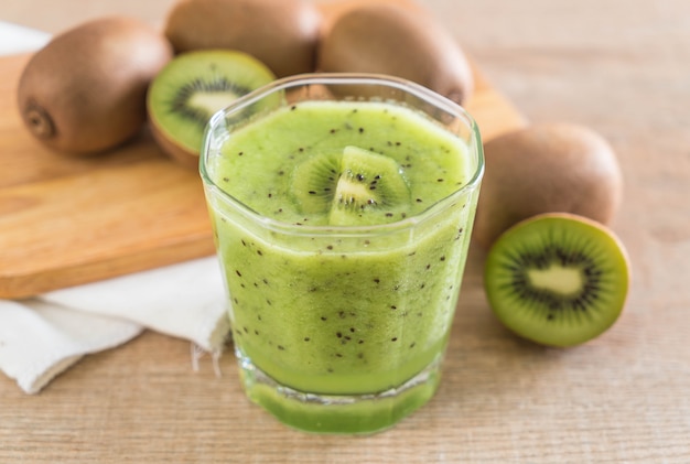 Photo smoothie frais au kiwi en verre