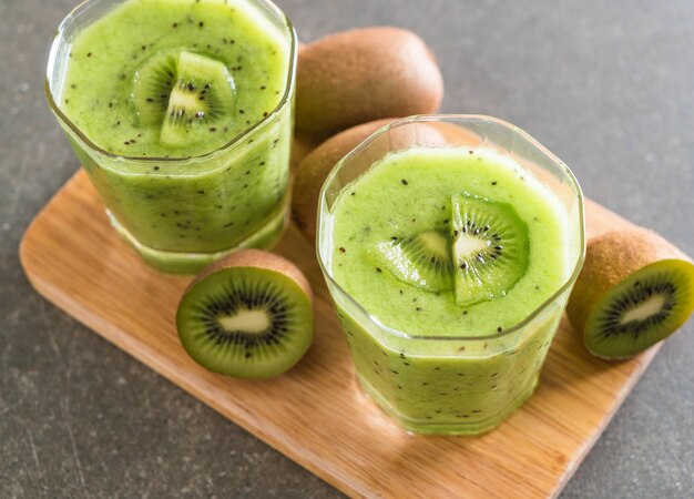 Smoothie frais au kiwi en verre