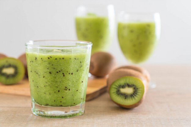 Smoothie frais au kiwi en verre