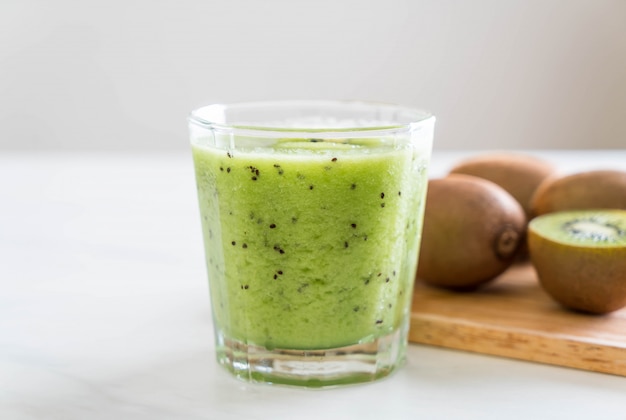 Smoothie frais au kiwi en verre