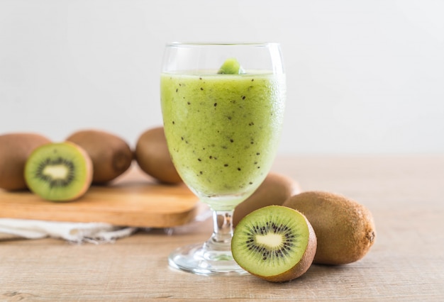 Smoothie frais au kiwi en verre