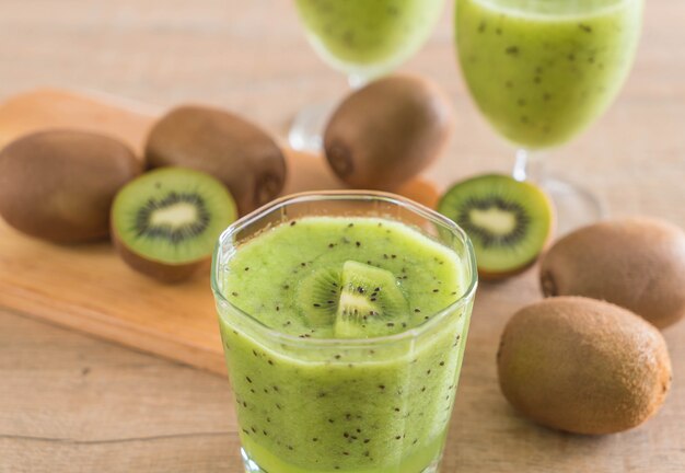 Smoothie frais au kiwi en verre