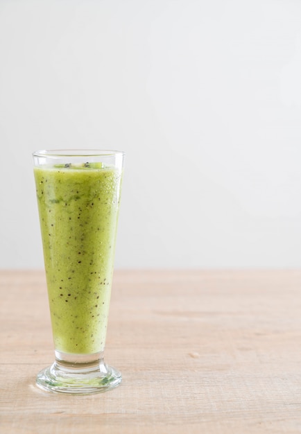 Smoothie frais au kiwi en verre