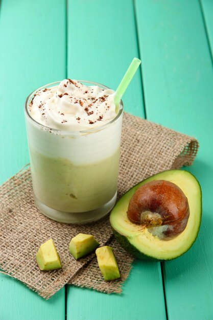 Smoothie frais d'avocat sur le fond en bois