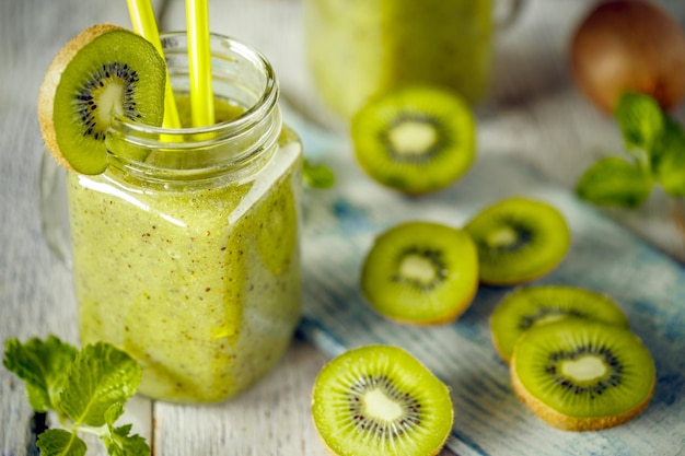 Smoothie frais sain de kiwi