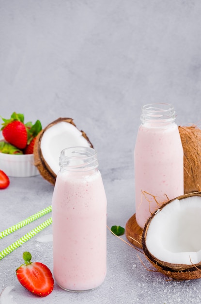 Smoothie fraise coco sur lait de coco dans un bocal en verre