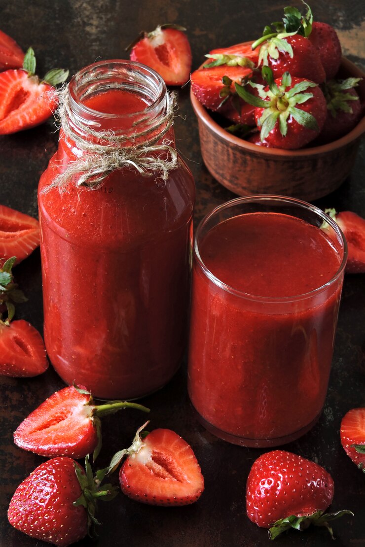 Photo smoothie à la fraise. régime végétalien.