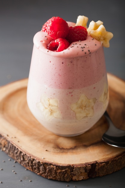 Smoothie framboise et banane en couches en verre