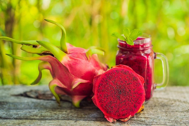 Un smoothie de fruit de dragon sur un fond en bois