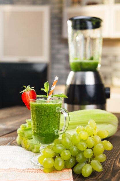 Smoothie de fruits et légumes frais sur la table de cuisine en verre