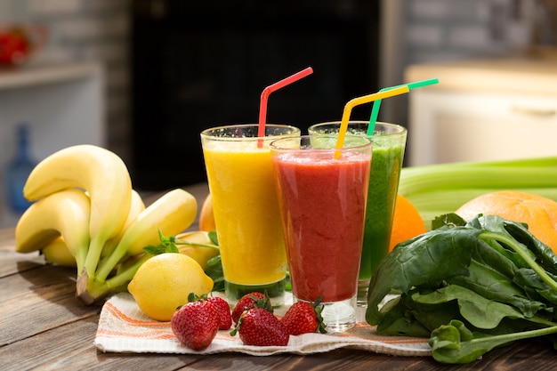 Smoothie de fruits et légumes frais sur table de cuisine en verre