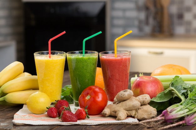 Smoothie de fruits et légumes frais sur table de cuisine en verre