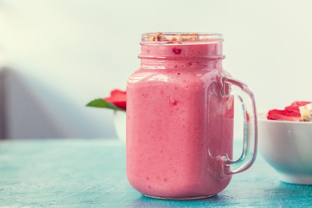 Smoothie avec granola pour un petit déjeuner sain. Mise au point sélective