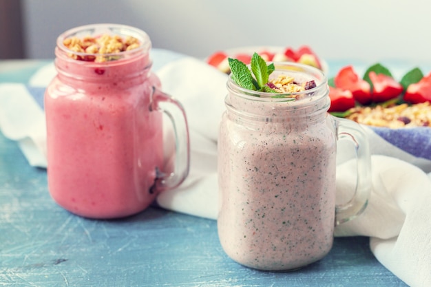 Smoothie avec granola pour un petit-déjeuner sain