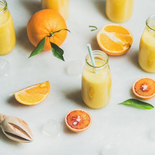 Smoothie jaune sain avec culture carrée d'agrumes