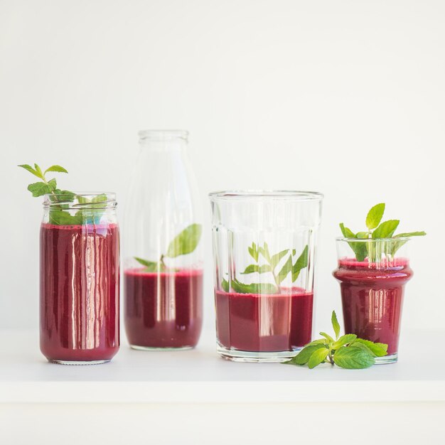 Smoothie ou jus de betterave fraîche du matin dans des verres carrés