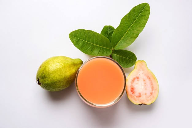 Smoothie ou jus de goyave en verre, de couleur rouge et verte. Les noms indiens de ce fruit sont Amrud, Jaam ou Pérou. mise au point sélective