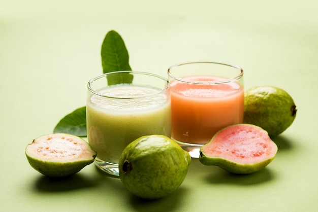 Smoothie ou jus de goyave en verre, de couleur rouge et verte. Les noms indiens de ce fruit sont Amrud, Jaam ou Pérou. mise au point sélective