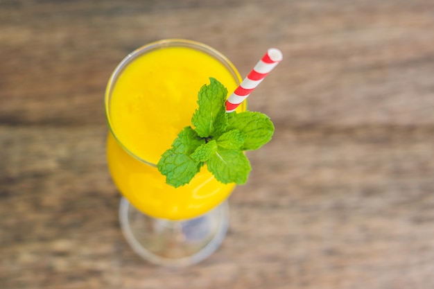 Smoothie juteux à la mangue avec des feuilles de menthe