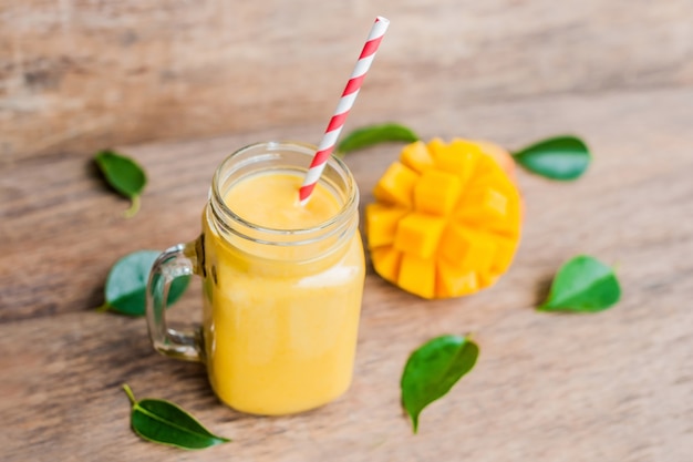 Smoothie juteux de mangue en verre