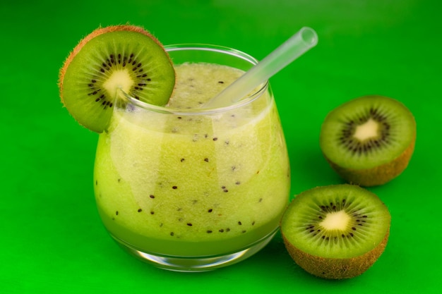 Smoothie kiwi dans un verre sur fond vert Une boisson vitaminée saine