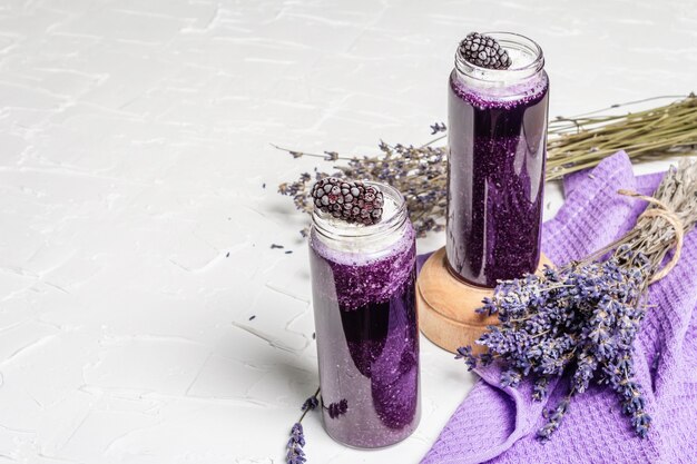 Smoothie à la lavande avec flocons de noix de coco et mûres surgelées