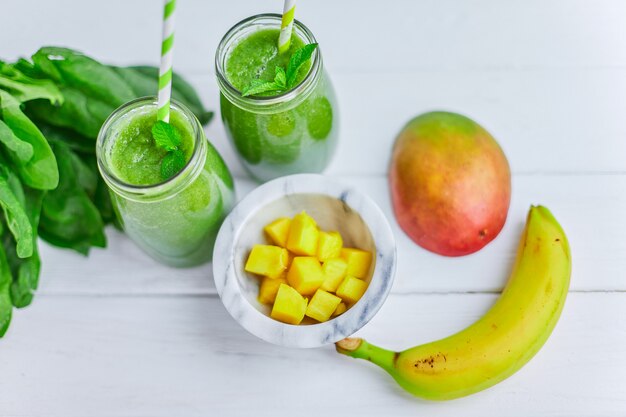 Smoothie mangue avec banane et épinards