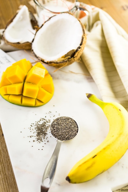 Smoothie à la mangue et à la banane fraîchement préparé avec des graines de chia.