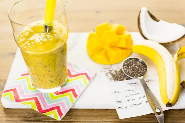 Smoothie à la mangue et à la banane fraîchement préparé avec des graines de chia.