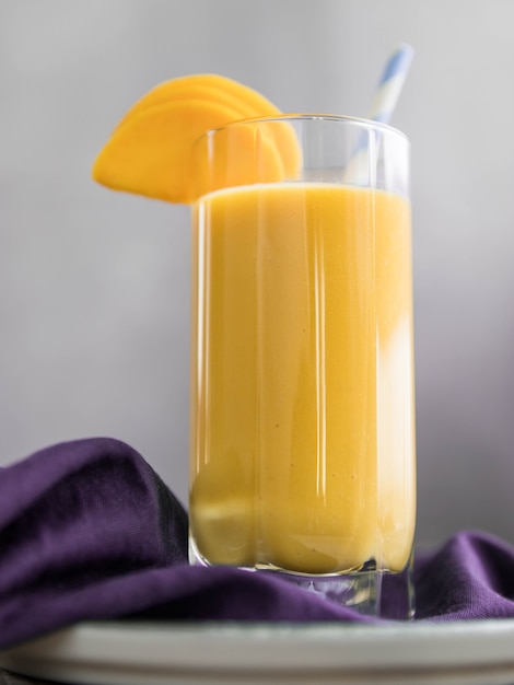 Smoothie à la mangue sur fond gris