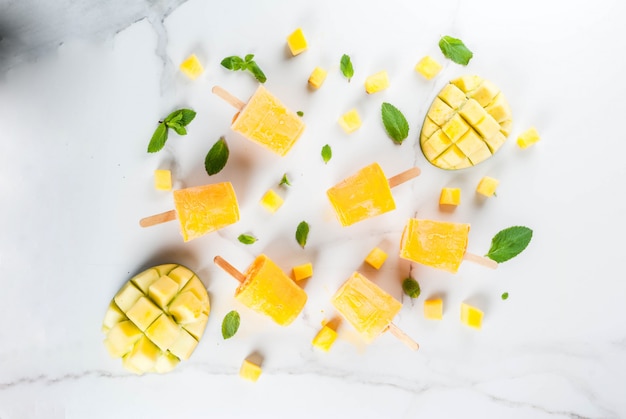 Smoothie à la mangue surgelé, avec des feuilles de menthe et des mangues fraîches