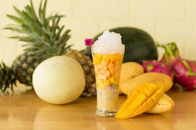 Smoothie à la mangue sur une table en bois.