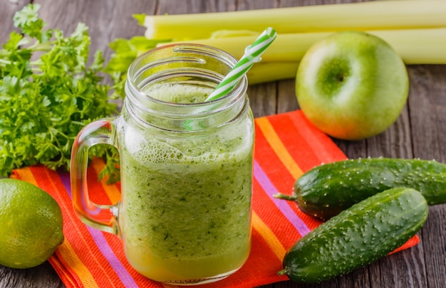 Smoothie mélangé avec des ingrédients.