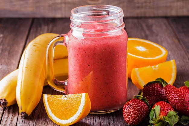 Smoothie mélangé avec des ingrédients