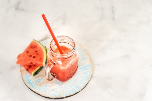 Smoothie melon d&#39;eau dans un verre sur une table de marmor